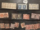 Plusieurs types de timbres sont exposés dans une vitrine.