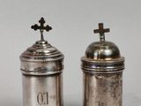 deux salières et poivrières en argent ornées de croix sur le dessus