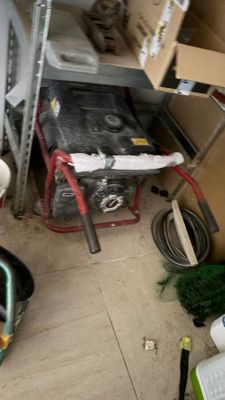 une petite pièce remplie d'objets