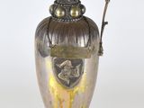 un vase en argent et en or muni d'une anse et posé sur un socle