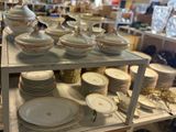 de nombreuses assiettes et bols sur une étagère dans un magasin
