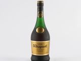 une bouteille de brandy sur fond blanc