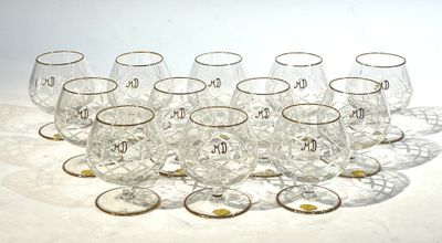 beaucoup de verres à vin vides sur la table