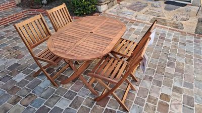 Salon de jardin en acacia composé de : 1 table ovale pliable…