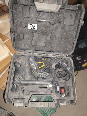 une caisse d'outils avec des outils à l'intérieur, posée sur le sol