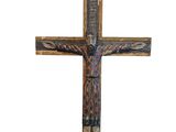 une croix en bois surmontée d'un homme crucifié