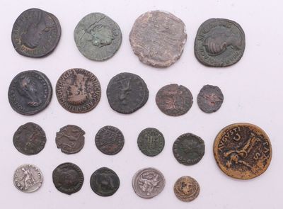 un assortiment de pièces romaines et de pièces sur un fond blanc