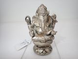 une statue en argent représentant un éléphant, posée sur une table