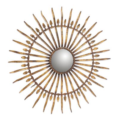 Le miroir « sunburst » est fabriqué à partir de bâtonnets de bois et comporte un miroir au centre.