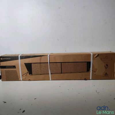 trois boîtes sont empilées sur une table