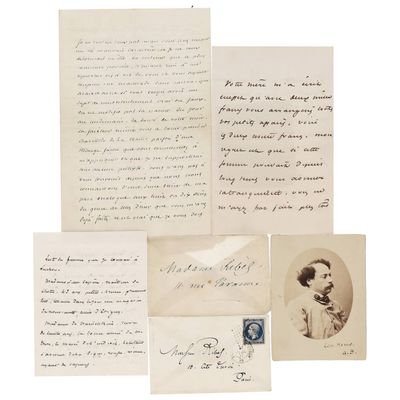 un ensemble de vieilles lettres et de documents accompagnés de la photo d'un homme