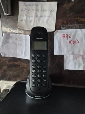 un téléphone posé sur une table