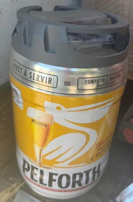 un fût de bière posé sur un comptoir