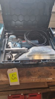 une boîte noire contenant une cuisinière à gaz