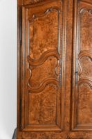 ARMOIRE (grande) rustique en bois de loupe moulurée, reposan… (photo 5)