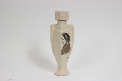 un vase blanc avec la photo d'une femme dessus