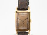 gros plan d'une montre-bracelet avec un bracelet en cuir marron