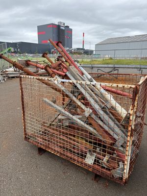 une cage contenant tout un tas de battes de baseball