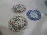 trois assiettes posées sur une table
