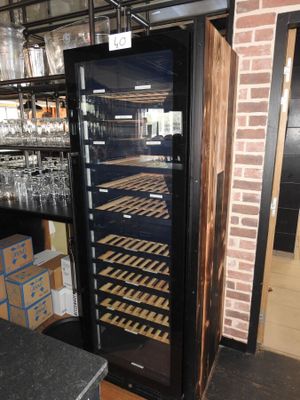 une cave à vin contenant de nombreuses bouteilles de vin