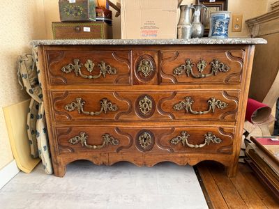 une commode avec un plateau en marbre dans une pièce