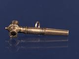 une image représentant une petite pipe en laiton munie d'un manche en métal