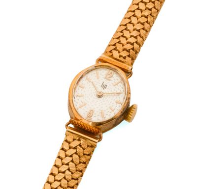 une image d'un gros plan d'une montre-bracelet sur un fond blanc