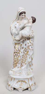 une image représentant une figurine de femme tenant un bébé dans ses bras