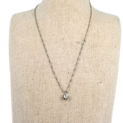 gros plan d'un torse de mannequin portant un collier