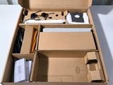 une boîte en carton contenant un certain nombre d'objets