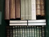 de nombreux livres dans une boîte verte posée sur l'étagère