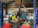 une photo d'un garage rempli de matériel