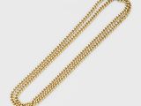 un collier à chaîne en or avec un fermoir sur fond blanc