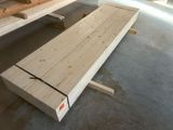 un banc en bois qui se trouve au milieu d'une pièce
