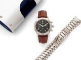 une montre posée à côté d'un portefeuille sur une table