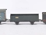 plusieurs petits trains sont alignés sur une surface blanche