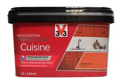 un gros plan d'un seau de peinture rouge sur fond blanc