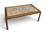 une photo d'une table basse ornée d'un motif en mosaïque