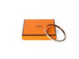 une boîte orange sur laquelle est posé un bracelet