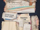 une pile de vieux journaux posée sur une table