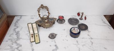 une table sur laquelle se trouvent de nombreux objets en argent