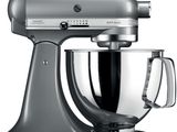 une photo d'un robot de cuisine KitchenAid argenté muni d'un bol en verre