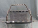 une chaise en métal posée sur une table