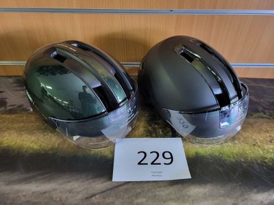 une paire de casques de moto posée sur une table, à côté d'une étiquette de prix