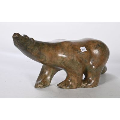 sculpture en bronze représentant un ours polaire sur fond blanc