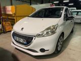 une voiture blanche garée dans un garage