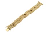 gros plan d'un bracelet en or sur fond blanc