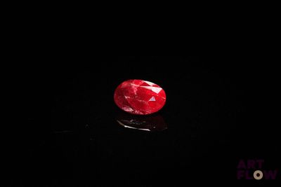 gros plan d'un diamant rouge sur une surface noire