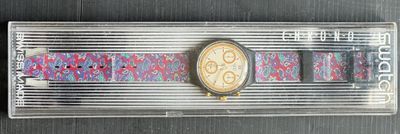 une photo d'une montre dans un étui en plastique