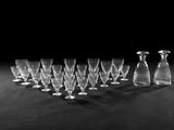 photographie en noir et blanc représentant un ensemble de verres à vin et une carafe